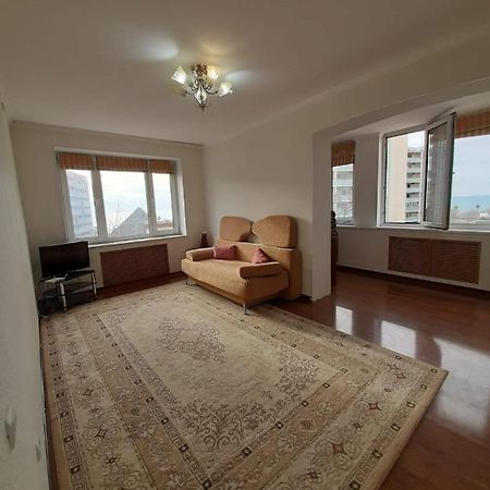 Flat at the seafront Apartman Aktau  Kültér fotó